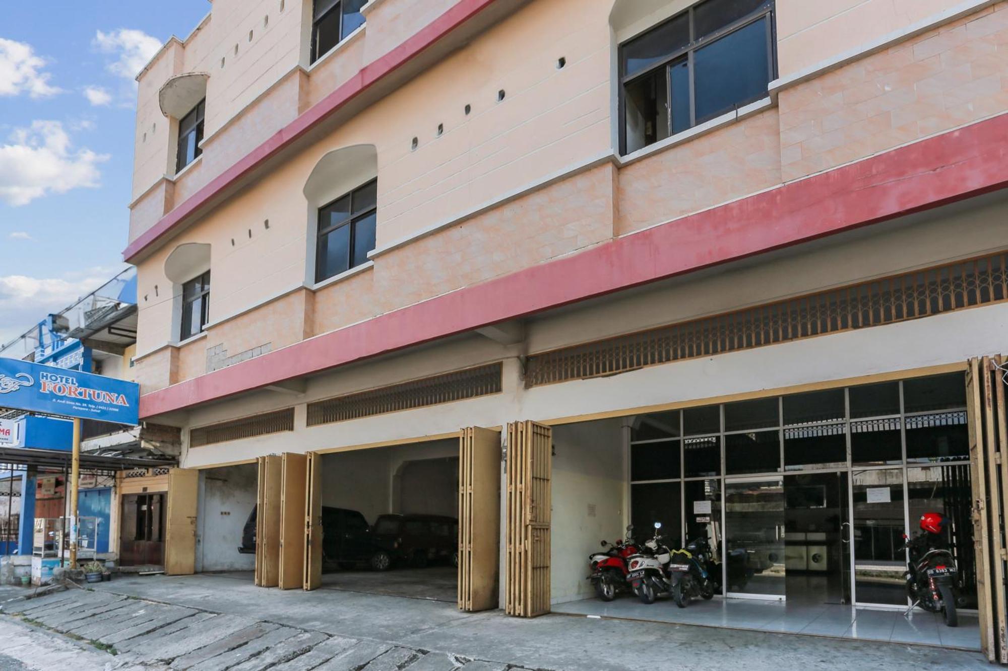 Hotel Fortuna Parepare Esterno foto
