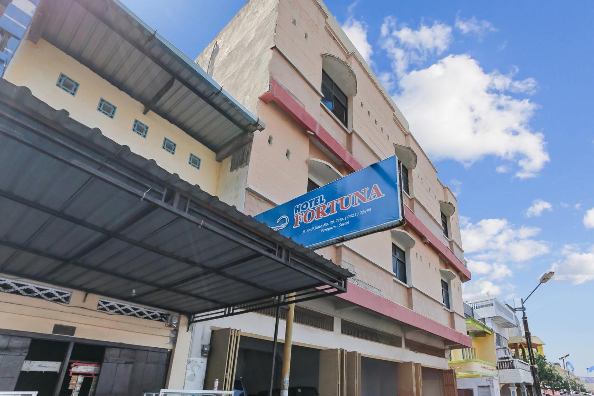 Hotel Fortuna Parepare Esterno foto